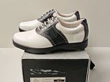 une paire de chaussures qui se trouve sur le dessus d'une boîte