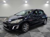 une voiture noire est garée dans une pièce au sol en damier