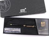 stylo plume Mont Blanc présenté dans un coffret noir orné de finitions dorées
