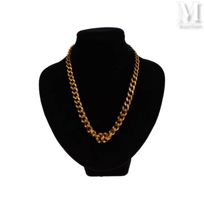 gros plan d'un collier sur un mannequin mannequin