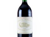 une bouteille de vin rouge sur fond blanc