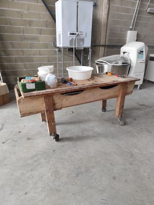 une table en bois sur laquelle sont posés des bols, dans un garage