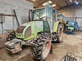 un tracteur garé dans un bâtiment