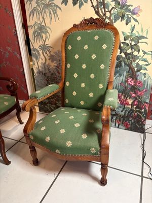 FAUTEUIL DIT "VOLTAIRE" en bois et garniture de tissu vert. - Photo 1