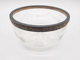 un bol en verre dont le bord est marron sur un fond blanc