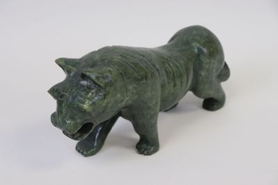 Sculpture en jade néphrite "tigre" XXème.