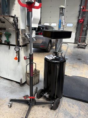une image d'un homme travaillant sur une machine dans un garage