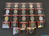 de nombreux badges posés sur un plateau de table noir