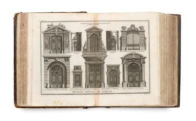 un vieux livre contenant des dessins représentant différents types de portes et de fenêtres