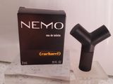une bouteille de Nemo à côté d'un coffret de parfum