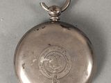 une montre de poche ancienne en argent, ornée d'un motif de rose sur le cadran
