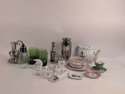 beaucoup d'objets en verre et en argent sur la table