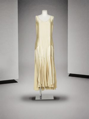 une image d'une robe sur un mannequin