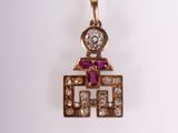 une image représentant un pendentif en diamant et en or sur lequel figure un homme