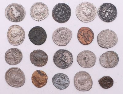 l'image d'un paquet de pièces de monnaie posé sur une surface blanche