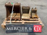 une photo d'une palette en bois sur laquelle est accrochée une pancarte portant l'inscription « Mercier & C.E. »
