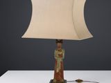 l'image d'une lampe posée sur une table