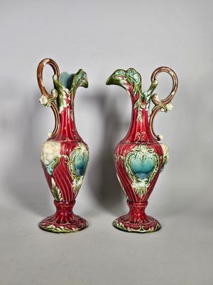 deux vases posés sur une table