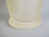 un vase blanc posé sur une table