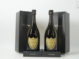 deux bouteilles de champagne posées sur une boîte noire