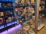 une vitrine en verre avec de nombreux jouets à l'intérieur
