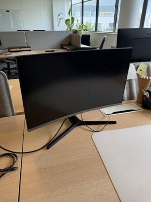 un bureau sur lequel se trouvent un écran d'ordinateur et une souris