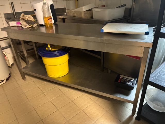 Table tout inox avec TVO, tablette inférieure