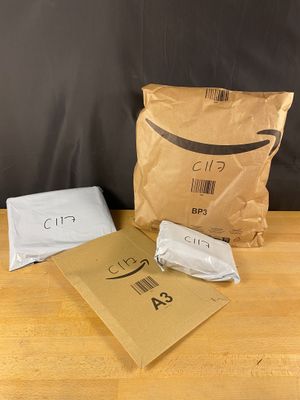 un sac brun et des sacs blancs sur une table