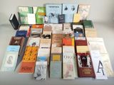 beaucoup de livres sur la table