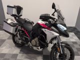 une moto garée sur un sol en damier