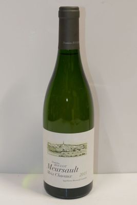 une bouteille de vin posée sur une table