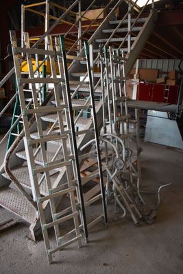 un homme qui se tient à côté d'un escalier