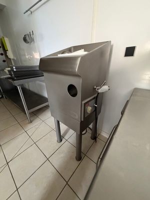 une image d'une cuisine avec un évier et une cuisinière