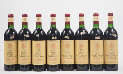 six bouteilles de vin alignées sur une surface blanche