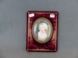 un portrait miniature représentant une femme, dans un écrin en velours rouge