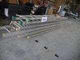 de nombreux objets métalliques empilés par terre