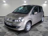 la photo d'une petite voiture argentée garée dans un garage
