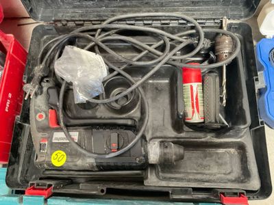 une boîte à outils avec des outils posés sur une table