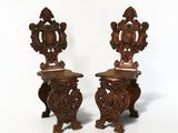 une paire de chaises anciennes en bois sculpté, ornées de sculptures raffinées