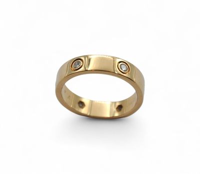 une bague en or jaune ornée de deux diamants sur le côté