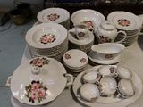 beaucoup d'assiettes et de tasses posées sur une table