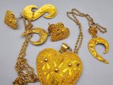 un gros plan d'un collier en or orné d'un cœur