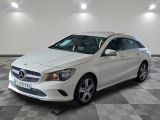La Mercedes CLA blanche est garée dans une grande pièce