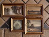 quatre tableaux encadrés représentant un paysage sur un mur carrelé