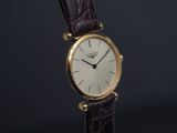 une image d'une montre en gros plan sur fond noir