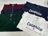Trois polos sont posés sur une table, avec une tasse de café devant chacun d'eux