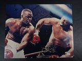 une vieille photo montrant deux boxeurs en train de s'affronter sur un ring