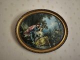 une image d'un tableau sur le mur d'une pièce