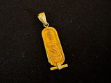 un pendentif en or orné du symbole égyptien