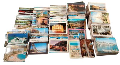 de nombreuses cartes postales posées sur une surface blanche